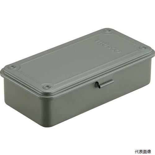 【特長】 ●ハードな使用に耐える頑丈なプレス一体型です。 ●片開き構造です。 ●四隅に横滑り防止用凹凸が付いており積み重ねに便利です。 【仕様】 ●色：つや消しOD ●外形寸法(mm)間口：203 ●外形寸法(mm)奥行：109 ●外形寸法(mm)高さ：56 ●有効内寸(mm)間口：186 ●有効内寸(mm)奥行：88 ●有効内寸(mm)高さ：41 ●南京錠(別売)：取付不可 ●フック：なし ●横滑り防止溝：あり ●中皿なし 【材質／仕上】 ●本体：スチール 【注意】 ●中皿はついていません。 【入数】 ●1個 他のサイズはこちら 在庫のない商品は検索に表示されない場合がございます　