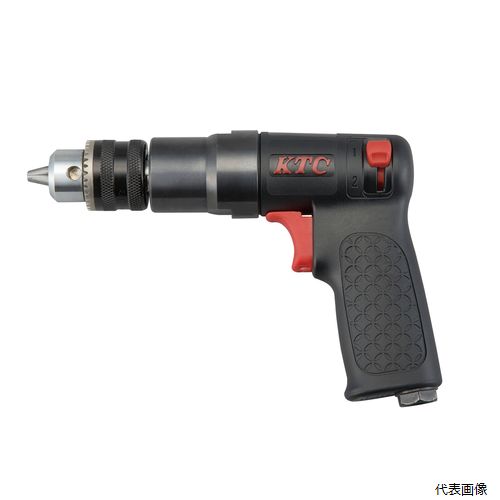 【特長】 ●小型／軽量のミニタイプ。 ●ハウジングにコンポジット素材（特殊強化樹脂）を採用し軽量・高強度・高耐久性を実現。 ●トリガーの引き具合で回転を調整できるティージングスロットルを採用。 ●無段階調整可のレギュレーター機構付き。 【仕様】 ●穴あけ能力(mm)：10 ●無負荷回転数(rpm)：1400〜2000 ●無負荷空気消費量(m3/min)：0.44 ●エアインレット：NPT1/4” ●使用ホース内径：8mm以上 【用途】 ●穴あけ作業やスポット外しに。 【セット内容/付属品】 エアカプラ、エアツール用オイル、チャックハンドル 【注意事項】 ※ドリルチャックは必ず均等に3箇所で締めこんでください。 ※能力以上の作業はしないでください。 ※無負荷回転数、無負荷空気消費量などの製品スペックはKTCの定める基準で測定したときのものであり、お客様の使用状況により大きく異なることがあります。 【入数】 ●1台 他のサイズはこちら 在庫のない商品は検索に表示されない場合がございます