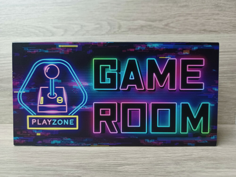 カッコおもろい堂の【LEDデザインライト】ゲーム ゲーム場 ゲーム店 ゲームセンター GAME ROOM ゲーマー テーブルゲーム ネオン風 レトロ 看板 インテリア 雑貨 置物◆Mサイズ◆｜アングル2