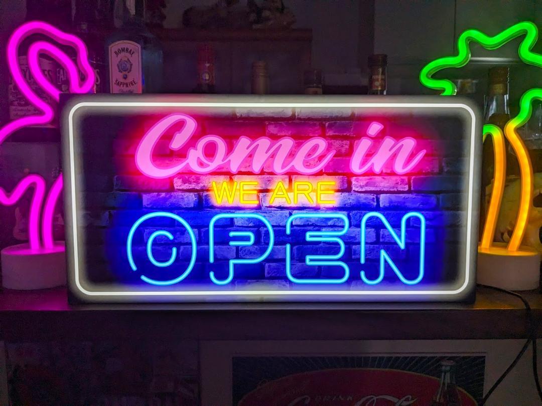 【Lサイズ◆オールジャンル対応デザイン】OPEN 営業中 オープン 開店 いらっしゃいませ ウェルカム ネオン系 プレゼント 店舗 自宅 屋台 キッチンカー パーティー イベント テーブル カウンター サイン ランプ 照明 看板 置物 雑貨 ライトBOX 電飾看板 電光看板