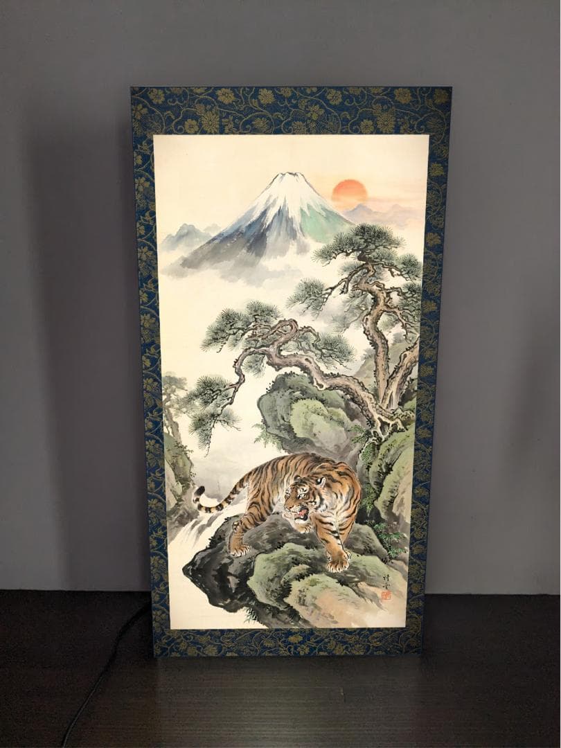 Rakuten - 【オーダー無料 Lサイズ】掛軸 日本画 富士山 虎 松の木 江戸時代 芸術 アート ライト掛け軸 和食 商店 おもしろグッズ プレゼント 店舗 自宅 屋台 キッチンカー パーティー イベント テーブル カウンター サイン ランプ 照明 看板 置物 雑貨 ライトBOX 電飾看板 電光看板