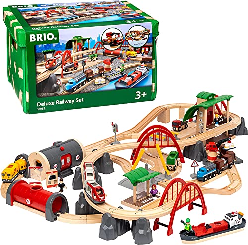 【BRIO WORLD】境界線も限界もありません。つきることのない可能性があるだけ。いつでもなりたいものになれ、どこにでも行くことができます。組み立てて組み直して、創造して導く。 ブリオの世界には6つのテーマがあり、全て遊びの中でつながって、自由に移動することができます。【デラックスセット】駅、橋、トンネル、踏切、坂そしてクレーン。お子様が大好きな情景がすべて入った最上級のセットで、すべてつなげるとタタミ1畳分を超す大型のレイアウト。お片づけが出来るコンテナボックス入り。すべての要素が入っているので、あとから何を追加したらいいかわからない、という方にもお勧めです。ブリオで遊んでいると子どもたちの創造力を刺激し、論理的な思考と運動能力を育みます。【最上級クラスの特別なセット】お子様に人気の駅・坂・トンネル・踏切・クレーンの5大情景パーツがすべて揃っています。フィギュアはそれぞれの列車や車両に載せることができます。広げるとプレイマットになる収納ボックス入り。【セット内容】車両×11、駅×2、橋×3、トンネル、クレーン、船、他 (全87ピース)【対象年齢】3歳以上【対象性別】男女共用【電池種別】LR44×2個 (お試し電池付属)【サイズ】レイアウトサイズ:W1135xD730mm / パッケージサイズ:W386xD327xH232mm【BRIOのおもちゃ】ブリオは1884年に創立されたスウェーデン王室御用達の木製おもちゃブランドで、世界中で親しまれています。ブリオの玩具は知育玩具であると同時に遊びながら楽しい想像力を無限器かきたてるおもちゃで何世代にもわたってお楽しいただけるよう丹念に作られています。ヨーロッパの基準より高い基準で試験を行い、FSC森林管理認証を受けた木材を使用しています。商品紹介 駅、橋、トンネル、踏切、坂道そしてクレーン。お子様が大好きな情景がすべて入った、最上級のセットです。お片づけに出来るコンテナボックス入り。 [セット内容]車両×11、駅×2、トンネル、クレーン、橋×3、船他全87ピース 安全警告 保護者のもとで遊ばせてください。小さな部品を口に入れないでください。窒息などの危険があります。誤飲の危険がありますので、3歳未満のお子様には絶対に与えないでください。投げたり振り回す等、乱暴な遊び方をしないでください。破損、変形など危険な箇所がある場合は使用しないでください。