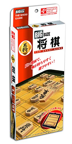 対象性別 :男女共用対象年齢 :6歳から主な製造国 :日本透明の盤面に凹みがあり、そこにコマを収める新構造! ゲーム中にコマがズレにくいので、きれいに並べられて気持ちよくゲームが進行できます。本格的な立体駒を採用しているので、持ちやすくて遊びやすい! たたんでいる時はロック昨日がついているから、持ち運びも安心です。 [セット内容]・本体1個・将棋駒40個・取扱説明書1枚