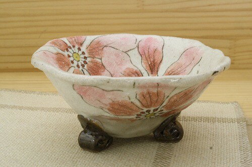 粉引陽花 三ツ足鉢（紅） 小鉢 取り皿 お皿 小皿 漬物鉢 調味料入れ 国産 和風 旅館 陶器 和食器 和モダン 小付 レトロ 薬味皿 和テイスト 調味料皿 日本製 料亭 お漬物皿 おしゃれ