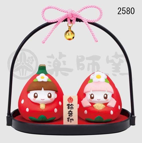 錦彩 いちご鈴音雛（小手籠付） 日本製 陶器 国産 ひな人形 ひな祭り ミニチュア ひなまつり ギフト オブジェ 女の子 インテリア雑貨 和雑貨 レトロ 贈り物 和風 置き物 かわいい 和室 飾り物 おしゃれ 置物 可愛い 和モダン