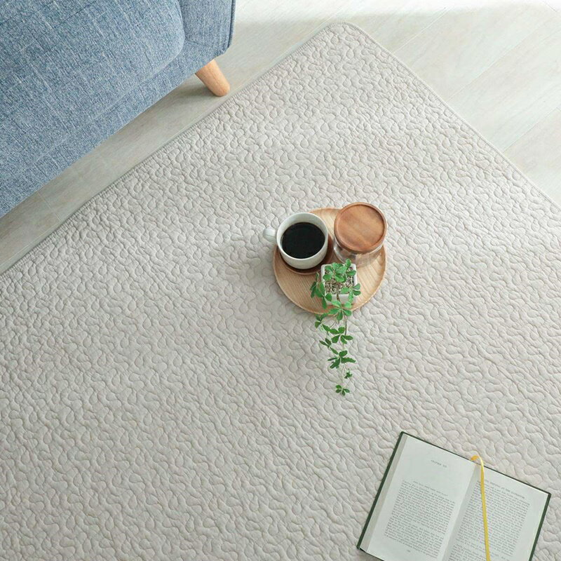 軽くてふかふか、マルチに使える韓国のお布団『イブル』 小さなお子様がいても安心！綿100％で肌触りが良くお肌に優しい。 軽いので汚れても簡単に洗濯機(洗濯ネット使用)で丸洗い出来ます。 商品詳細商品詳細サイズ130x190cm材質素材 表地：綿100％ 中綿：400g/m2（綿75％、ポリエステル15％、レーヨン10％） 裏地：綿100％ 裏面 スベリ止めドット付き 梱包 折り畳みカラーグレージュ機能洗濯機OK ホットカーペット・床暖対応 すべり止め加工生産国中国備考※ご覧のモニターの環境、撮影環境により実物と色味が異なって見える場合が御座います。 ※素材の特性上、個体によって多少色および風合いの誤差が生じることがあります。 ※天然素材を使用している為、小さな綿の殻がまれに混入している場合がございます。 ※多色糸が入っている場合がございますが、生地の製造上避けられないことで不良品ではございません。 ※染色の工程上、色むらが多少見受けられる場合がございますが、製品の特徴となります。 ※ミシン糸のほつれがある場合は、引っ張らずにハサミで切ってください。 ※滑り止め付きですがご使用される場所によっては滑ることがございますのでご注意ください。 ※お洗濯の際はネットをご使用の上ドライコースで単独で洗ってください。色落ちする場合がありますので他のものと一緒に洗わないでください。送料について■送料 送料無料。但し、北海道・沖縄・離島を含む(一部配送不可地域)のご注文は配達不可のためキャンセルさせて頂きます。 バリエーション ◇95x150cm ピンク ◇95x150cm ライトベージュ ◇95x150cm ベージュ ◇95x150cm カーキ ◇95x150cm ブルー ◇95x150cm パープル ◇95x150cm ホワイト ◇95x150cm グレージュ ◇95x150cm グレー ◇130x190cm ピンク ◇130x190cm ライトベージュ ◇130x190cm ベージュ ◇130x190cm カーキ ◇130x190cm ブルー ◇130x190cm パープル ◇130x190cm ホワイト ◇130x190cm グレージュ ◇130x190cm グレー ◇190x190cm ピンク ◇190x190cm ライトベージュ ◇190x190cm ベージュ ◇190x190cm カーキ ◇190x190cm ブルー ◇190x190cm パープル ◇190x190cm ホワイト ◇190x190cm グレージュ ◇190x190cm グレー ◇190x240cm ピンク ◇190x240cm ライトベージュ ◇190x240cm ベージュ ◇190x240cm カーキ ◇190x240cm ブルー ◇190x240cm パープル ◇190x240cm ホワイト ◇190x240cm グレージュ ◇190x240cm グレー ▲上記をクリックして、各ページをご覧いただけます