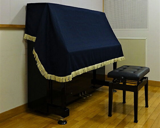音符柄ジャガード織・ダークブルー・ネイビー・ポリエステル100％・洗濯は専門店でのドライクリーニング推奨マジックテープで調節ができるため、メーカー・機種を問わずほとんどのピアノにご使用いただけます。