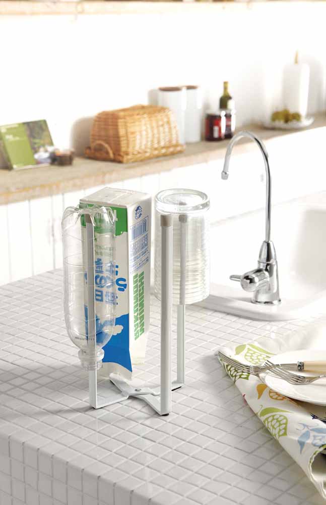 ※お客様のご都合による商品の返品・交換・キャンセルは受け付けておりません。商品仕様をご確認の上、お間違いの無いようお願い致します。◆メーカー:山崎実業 ◆品名:キッチンエコスタンド プレート ホワイト ◆品番:6783 ◆商品サイズ:約12X9.5X26.5cm ◆商品重量:約450g ◆品質表示:本体:スチール（ユニクロメッキ＋粉体塗装） キャップ:シリコン樹脂　 ◆牛乳パックやペットボトルを乾かして何度もリサイクル!使わないときは折り畳んでスリムに収納。チャック付き保存袋、マグボトル、グラスなどを乾かすのに。ポリ袋を掛けて調理中にでるゴミ入れに。 ◆沖縄県は配送不可となります。ご了承下さい。※品番通りのお手配になりますのでご注文前に必ず商品の仕様・サイズ・品番・色等を確認の上ご注文お願いします。当店のお買い物ガイドも併せてご確認ください。