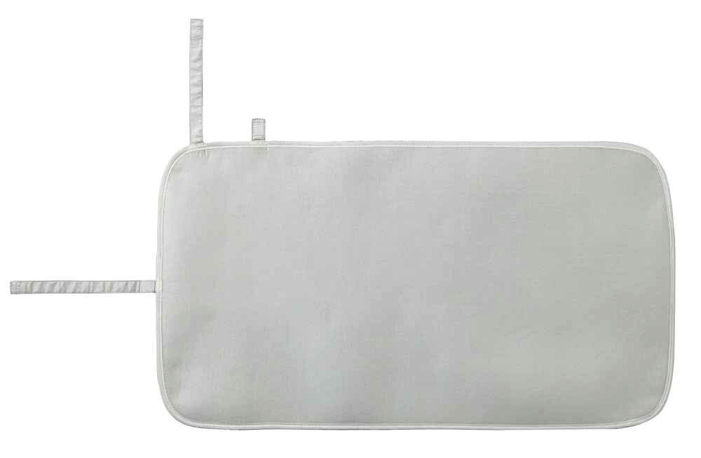 ※お客様のご都合による商品の返品・交換・キャンセルは受け付けておりません。商品仕様をご確認の上、お間違いの無いようお願い致します。◆メーカー:山崎実業 ◆品名:くるくるアイロンマット アルミ ◆品番:7810 ◆商品サイズ:約72X40X0cm ◆商品重量:約65g ◆品質表示:掛け面:綿100%(アルミコーティング)　裏面:ポリウレタンフォーム ◆くるくる丸められるから簡単に広げて、簡単にしまえる!クローゼットに引っ掛けて収納できます。 ◆沖縄県は配送不可となります。ご了承下さい。※品番通りのお手配になりますのでご注文前に必ず商品の仕様・サイズ・品番・色等を確認の上ご注文お願いします。当店のお買い物ガイドも併せてご確認ください。