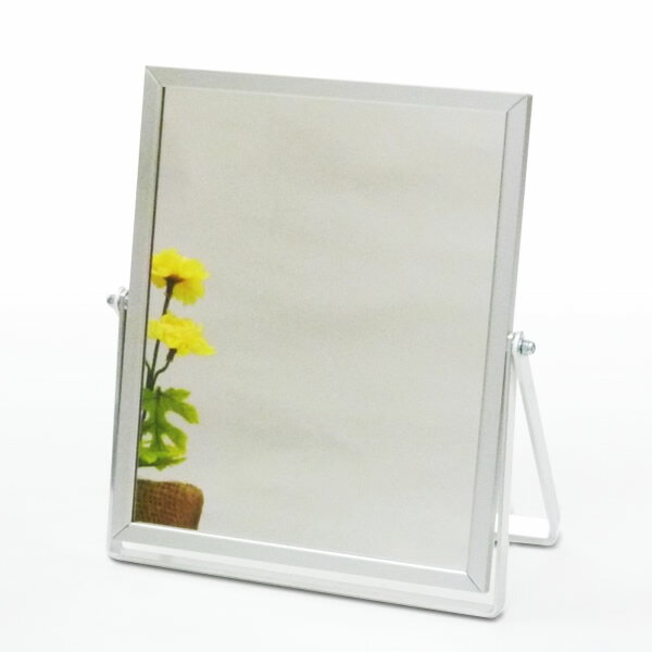 おしゃれな部屋に合うスタイリッシュな化粧鏡アルミフレームの質感がクール。 おしゃれなインテリアアイテムとしても使えるシンプル・スタイリッシュな化粧鏡。大きめの卓上ミラーで、頭全体がしっかりチェックできます。鏡面の角度が変えられます（360度...