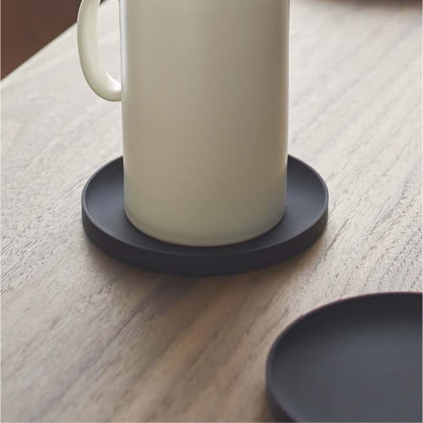 シンプルかつスタイリッシュなデザインが人気シンプルなデザインで使いやすい立体型コースター。シリコン製だからテーブルの上でも滑りにくく、汚れたら丸洗いも可能。フチが少し高くなっているので、冷たい飲み物などを置いても水滴をしっかりキャッチ。きれいに積み重ねることができるので、省スペースで収納可能。1個入り。サイズ(約)幅10×奥行10×高さ0.9cm重量(約)30g材質本体/シリコン樹脂耐熱温度220度耐冷温度-40度製造国中国メーカー山崎実業商品バリエーション　
