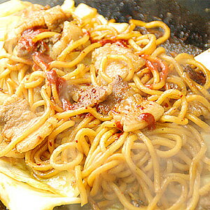 大阪鶴橋・繁盛鉄板焼き屋の焼きそば8食と白菜キムチ250gのセット　これまでの焼ソバの常識を覆す！キムチを入れるとさらに美味！　富士宮やきそば、横手焼そばには負けません！　冷凍便