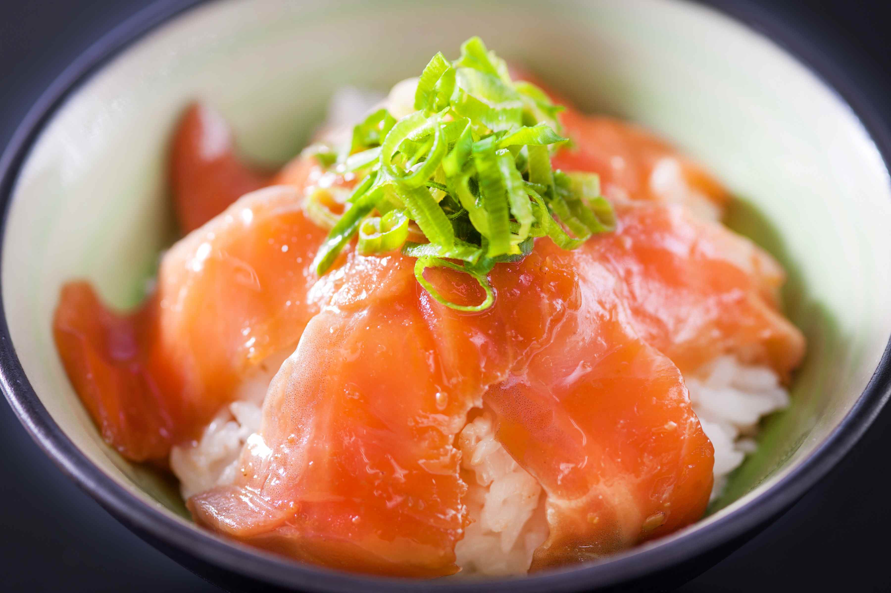 【名称】サーモン漬け魚 【原材料名】サーモントラウト(長崎県五島沖)、調味液(しょうゆ、砂糖、果糖ブドウ糖液糖、発酵調味料、かつおだし、酵母エキス)／アルコール、(一部にサバ・小麦・大豆を含む) 【内容量】70g(身40g、タレ30g) 【賞味期限】30日以上保証 【保存方法】要冷凍（-18℃以下で保存） 【凍結前加熱の有無】加熱しておりません 【加熱調理の必要性】解凍後、そのままお召し上がりください。 【調理方法】袋のまま溜め水で3～5分解凍し、温かいご飯にのせて下さい。お好みで薬味を添えても美味しくいただけます。 栄養成分表示／100gあたり 熱量　　　　139kcal タンパク質　13.3g 脂質　　　　6.2g 炭水化物　　7.9g 食塩相当量　2.8g ※この表示値は、目安です。
