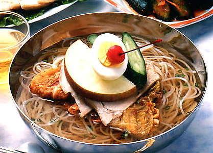 「焼肉店」でしか味わえない歯応えをご家庭で！【冷蔵限定】業務用韓国冷麺8食と白菜キムチ300g...