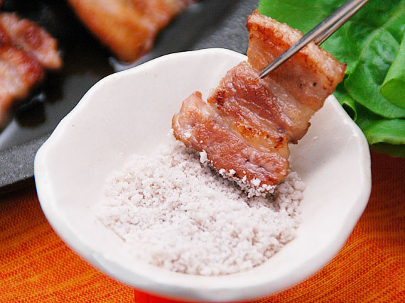 【冷凍・冷蔵可】白ワイン漬け！香りが旨い！ソウルで大流行の豚３枚バラ焼肉「極旨」ワイン・サンギョップサル500gと煎り塩10gのセット（約４人前）白ワイン漬け！