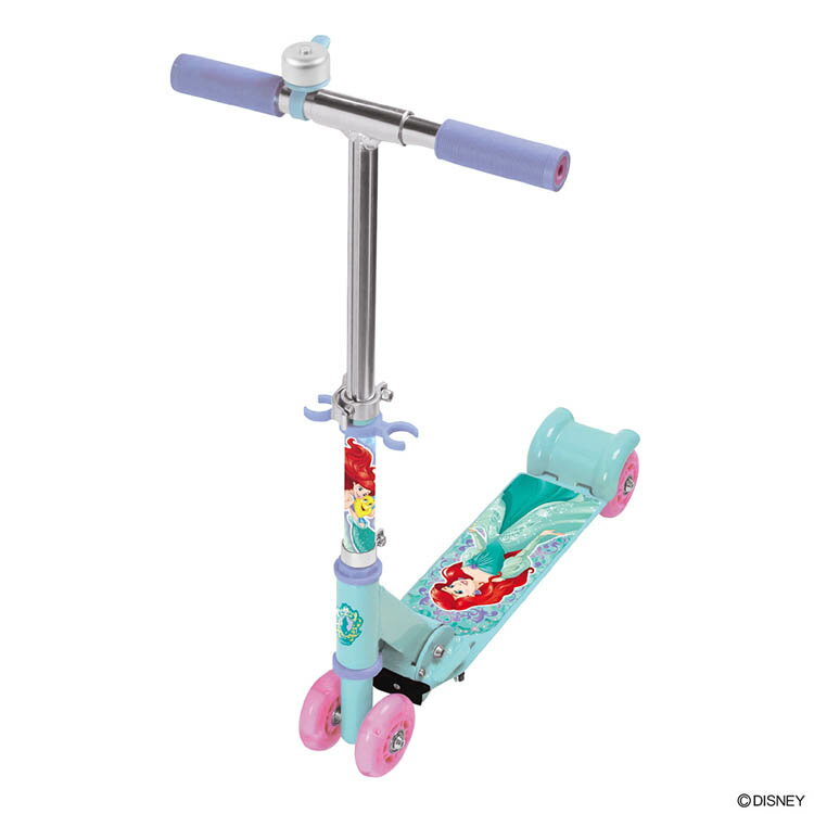 こどもたち「安心」モデル【アリエル】のイージースケーターです。1.電池不要光る前輪2.安全走行の四輪3.折りたたみ式4.アルミ製で丈夫で軽量5.前面デッキ滑り止め付6.ハンドル3.段階設計(c)Disney●商品サイズ（cm）幅約45×奥行...
