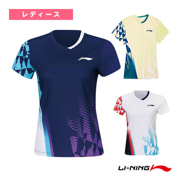 ■商品情報 商品名リーニン バドミントンウェア（レディース） ゲームシャツ レディース AAYW052 メーカー名リーニン カラー（2）ホワイト, （3）パープルネイビー, （5）イエローグリーン サイズS, M, L, XL, 2XL 素材ポリエステル 生産国中国 ■メーカー希望小売価格はメーカーカタログに基づいて掲載しています■商品詳細情報 特徴一歩先を行く洗練されたコートスタイルへ。リーニンの最新レディースゲームウェアが登場！右袖からサイドへ繋がる幾何学パターンと、左裾から立ち上がるシャープなライン。計算し尽くされたアシンメトリーなグラフィックが、プレイヤーの躍動感をグラフィカルに表現します。視線を奪う独創的な幾何学アシンメトリー右側に配置されたモザイク調のデザインが力強さを演出し、左側のV字ラインがスマートなスピード感を表現。アシンメトリーなVネックの襟元など、細部までこだわり抜いた高いデザイン性が魅力です。公式戦対応＆ユニモデル連動デザイン安心の日本バドミントン協会審査合格品。さらにユニセックス品番「AAYW051」とのデザイン連動モデルとなっているため、ミックスダブルスや男女混合チームでのトータルコーディネートにも美しく映えます。チームで揃うサイズとカラー展開Sから2XLまでのサイズ展開。クリーンなホワイト、深みのあるパープルネイビー、爽快なイエローグリーンの3色をラインナップ。個人戦の勝負服としてはもちろん、団体戦用のチームウェアにも最適です。※日本バドミントン協会審査合格品 テクノロジ【常にドライな着心地をキープするポリエステル素材】吸汗速乾性に優れた高品質なポリエステル生地を採用。激しいラリーや長時間の試合でも、汗を素早く吸収・拡散して衣服内のベタつきを抑え、軽やかで快適なコンディションを維持します。 &darr;サイズから商品を探したい方はこちら&darr;