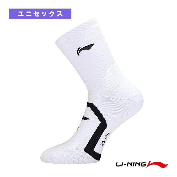 ■商品情報 商品名リーニン バドミントンウェア（メンズ/ユニ） スポーツソックス ユニセックス AWSV063 メーカー名リーニン カラー（1）ホワイト／ブラック サイズ25～28cm 素材綿、ナイロン、ポリウレタン 生産国中国 ■メーカー希望小売価格はメーカーカタログに基づいて掲載しています■商品詳細情報 特徴激しいフットワークを支える！優れたフィット感とクッション性でパフォーマンスを高める高機能アンクルソックス世界的なスポーツブランド「LI-NING（リーニン）」から、バドミントンなどの激しいコート運動に最適なユニセックス・メンズ向けスポーツソックスが登場です。足裏からアーチにかけて施されたデザインと確かなホールド感が、激しい切り返しやフットワーク時の足元のブレを軽減。吸湿性に優れた綿混素材により、長時間のプレーでもドライで快適なコンディションをキープします。抜群のフィット感とホールド性足をしっかりと包み込む立体的な構造により、激しいフットワーク時でも靴の中で足がズレにくく、プレーに集中できます。快適な綿混素材肌触りが良く吸湿性に優れた綿をベースに、耐久性と伸縮性を高めるナイロン・ポリウレタンを混紡。長時間の練習でも快適な着用感が続きます。スタイリッシュなデザインクリーンなホワイトを基調に、アクセントカラーが映える洗練されたデザイン。チームウェアやシューズともコーディネートしやすい一足です。