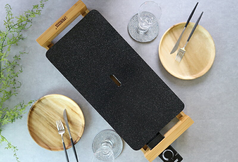 Table Grill Stone テーブルグリルストーン　サイズプレート(約)W560×H44×D255mm 台座(約)W614×H70×D222mmコード長2m素　材台座：竹 プレート：セラミック重　量約3.4kg最高温度210℃電　源...