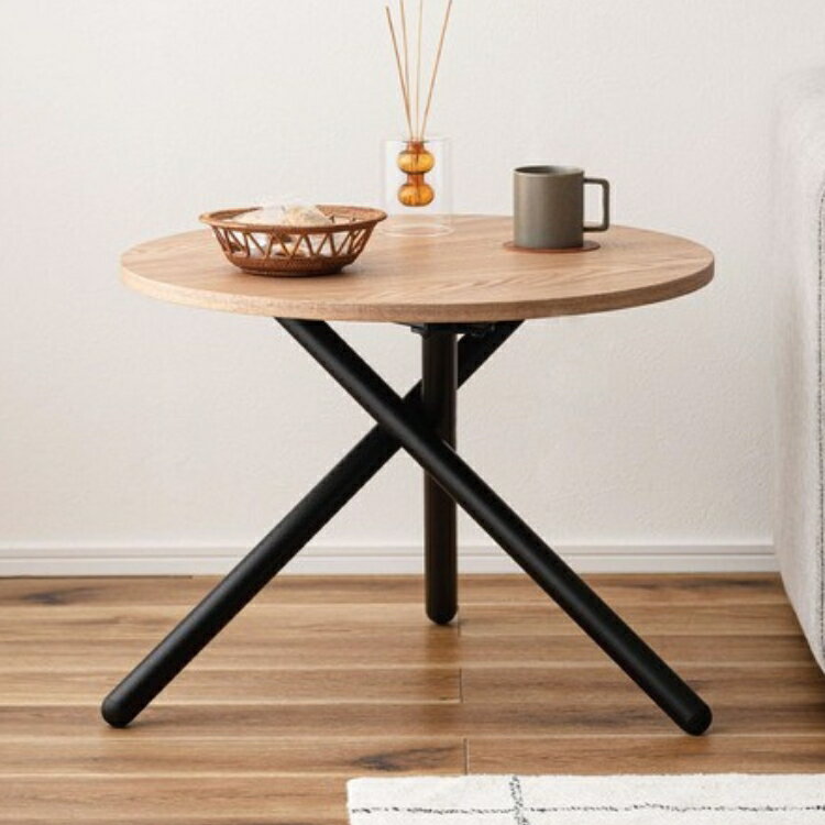商品情報 どの角度から見ても美しいクロスデザイン。 クロスした3本のブラックスチール脚がスタイリッシュなラウンドテーブル。 太いブラックスチールの脚部が空間を引き締め、シックで上品な印象を与えます。 ナチュラルな木目調の天板は温かみがあり、...