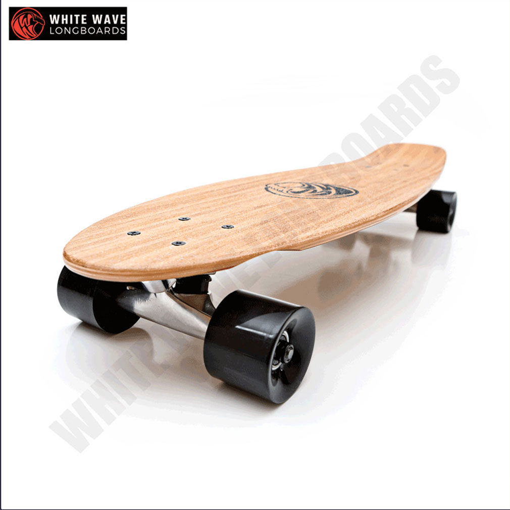 White Wave Longboardsは、低価格で質の高い製品を提供するために2014年に設立さたブランドで日本未発売のボードになります。 White Waveのロングボードは、あなたが水上を滑っているような気分になるコンポーネントと組み合わせて、古典的で斬新なデザインを提供しています。 材質はバンブーとカナディアンメイプルの混合構造で、スムーズで快適な乗り心地のために少しフレックスのある強くて丈夫なボードです。 White Waveのグラフィックスは、長寿命のためにボードにヒートプレスしております。 The Bamboo Missileは、あらゆるサイズのボードに最適で、ショートボードに組み込まれたロングボードの利点もあります。 ※※※※※スペック※※※※※ ■サイズ　：長さ 71.1cm×幅 20.3cm ■ウィール：60mm×45mm High Rebound Urethane Wheels ■ベアリング：Abec 9 Hellion Bearings ■ウィールベース：42cm ■材質　　：バンブーとカナディアンメイプルの混合材 ■グリップ：クリアーグリップテープ ■トラック：アルミトラック ■日本正規品 ■保証書付き ■オープンプライス　