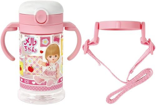メルちゃんストローマグ/横12.1×縦7.4×高14.8cm/KSHW2N-71325・Color:ストローマグ・パッケージ個数:1・サイズ：横12.1×縦7.4×高14.8cm・材質：プラスチック、シリコーン、ステンレス鋼・原産国：中国お子さまの成長に合わせて使えるストロー付きマグコップ。 割れにくく透明度の高い素材で、残量が分かりやすい目盛り付き。 キャップは後ろに倒すと固定可能。 ハンドルは折りたたむことができ、ショルダーベルトに付け替えることができるため、持ち運びに便利です。 ※電子レンジ・食洗機・乾燥機は使用しないでください。
