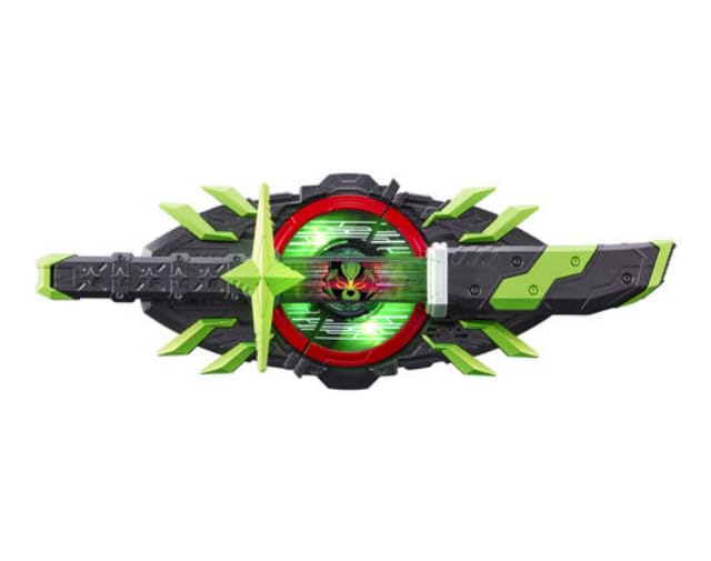 メモリアルブジンソードバックル…1商品の説明 「仮面ライダーギーツ」劇中で、最愛の姉を失った桜井景和（演：佐藤瑠雅）がツムリ（演：青島心）を利用し手に入れた力「ブジンソードバックル」を、外観や音声仕様をDX版からアップデートしたメモリアル版として商品化いたします。別売りのデザイアドライバーにセットすることで「仮面ライダータイクーンブジンソード」への変身なりきり遊びが可能、また本体の刀部分を操作することで必殺技の発動が可能。本体底面に増設されたボタンを押すことで挿入歌『Chair』(TVサイズ)が発動。また左右のバックルを分離した際に鳴るバックル分離音など、DX版未収録の様々な効果音も追加し、よりなりきり遊びの再現度が向上しています。景和、ケケラ、ツムリのキャストボイスも収録し、底面ボタンを押すことで発動します。各キャラ単体のボイスはもちろん、キャラ同士の掛け合いも楽しめます。さらに別売りのメモリアルブーストマークIXレイズバックルと交互にボイスを発動することで、景和、英寿、ツムリの掛け合いが再現できる仕様となっており、本編で印象的だったタイクーンブジンソードとギーツIXの激突シーンを楽しめます。DX版では成形色だった8本の緑の突起をメタリックグリーンで重塗装。更に鞘もDX版未塗装部分にシルバー塗装を追加し、外観を向上しています。また、DX版であえて外れるように設計されていた鞘・手裏剣パーツは外れないように仕様を変更し、より快適ななりきり遊びが可能となっています。 ※DX版同様の変身音・必殺技音は本商品には収録されておりません 安全警告 特になし