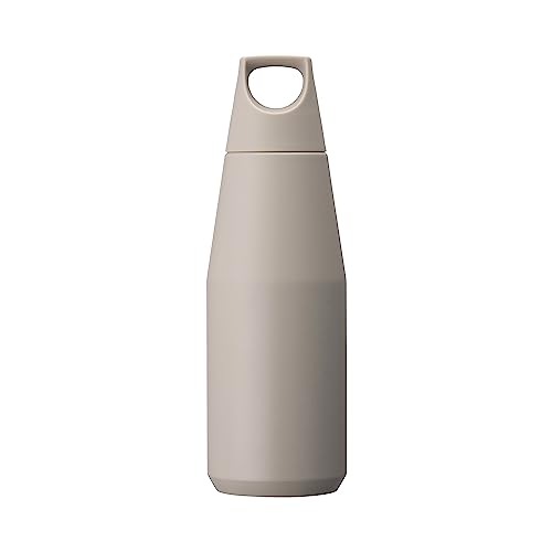 直飲みサンドベージュ/580 ml/20212・Color:サンドベージュSize:580 ml・パッケージ個数:1・保温保冷効果。真空二重構造で高い保温保冷効果を発揮します。炭酸飲料も入れることができます。 保温80℃以上・保冷6℃以下(6時間)・タフな素材。ボトル本体は錆びにくく耐久性に優れた18-8ステンレスを採用。表面は、傷がつきにくいようパウダーコーティングを施しています。・ハンドル付きの蓋。持ち運びに便利なハンドル付きの蓋は、簡単に開け閉めでき、飲み口をカバーできるので汚れやすい屋外でも安心してお使いいただけます。・ストレスフリーな飲み心地。ネジなどの突起がない口当たりの良い飲み口は、小さめの氷が入り、ウォーターサーバーなどから水が入れやすい設計です。 ※口径42mm、最小内径33mm・カラフェとしても使えるデザイン。直飲みだけでなく、数人でドリンクをシェアするカラフェとしても使いやすいサイズとフォルムです。品名: ステンレス製携帯用魔法瓶 / 実容量: 0.58L / 材質: 18-8 ステンレス鋼 (粉体塗装)、ポリプロピレン、シリコーンゴム / BPAフリー / 中国製 / 保温効力: 80℃以上 (6時間) / 保冷効力: 6℃以下 (6時間) ※保温効力とは室温20℃±2℃において製品に熱湯を入れ、湯温が95℃±1℃になった時に蓋をして6時間後に計測した湯の温度を示します。※保冷効力とは室温20℃±2℃において製品に冷水を入れ、水温が4℃±1℃になった時に蓋をして6時間後に計測した水の温度を示します。※飲料物を入れる前にあらかじめ少量の熱湯 (冷水) を入れ、1-2分程度予熱 (予冷) すると保温 (保冷) 効果が上がります。○本品は飲料用ボトルです ○本来の目的以外で使用しないでください ○電子レンジ、食器洗浄・乾燥機でご使用いただけません ○火のそばに置かないでください ○煮沸洗浄はしないでください ○乳幼児の手の届く所には置かないでください ○破損や水漏れの原因になりますので落としたり強い衝撃を与えないでください ○思わぬけがや事故の原因になりますので、振り回さないでください ○中の液体が吹きこぼれる可能性がございますので、振ったり強い振動を与えないでください○容器が膨張し破損やけがの原因になりますのでドライアイスは入れないでください ○蓋を閉める際にあふれる可能性がございますので飲料物は入れすぎないようご注意ください ○シリコーンパッキンを正しい向きに装着してご使用ください ○蓋を閉める際は水平に閉まっていることを確認してください ○蓋の閉め方が不充分ですと中の液体が漏れる可能性がございますので、確実に閉まっていることを確認してください ○蓋を閉めた後は、製品を逆さや横向きにして漏れのないことを確認してください ○万が一の漏れを防ぐためにバッグなどに入れる場合は縦置きにしてください ○中の液体が漏れた場合に破損や故障の原因になる恐れがありますので、携帯電話、パソコン、カメラなどの精密機器類と一緒に持ち運ばないでください ○本体に衝撃や振動が加わった直後に蓋を開けないでください ○飲み物がこぼれてものを汚したり、やけどの原因となりますので、本体を傾けた状態で蓋を開けないでください ○炭酸飲料を入れた時は、蓋をしっかりと持ち、ゆっくりと回してガスを抜いてから開栓してください ○飲料物が噴き出す恐れがあるので、携帯電話などの精密機器類の近くでは開栓しないでください ○二重構造のため手で触れる部分が熱くなくても、中の飲み物や飲み口部分が熱い場合がございますのでやけどには充分にご注意ください ○飲み物が勢いよく出て、やけどなどの原因になりますので、熱い飲み物を飲むときは本体を急に傾けずにゆっくり飲んでください ○車の中や直射日光の当たる場所など高温になる所には長時間放置しないでください ○内容物の温度が高い場合や、量が少ない場合など、ご使用状況により炭酸が抜けやすくなることがございます ○塩分を含むスポーツドリンクやお酢を含む飲料を入れる場合は、ご使用前に内部に錆や傷がないかご確認いただき、ご使用後はすぐに洗浄してください ○錆や飲料物の腐敗の原因になりますので、中身を入れた状態で長く放置しないでください ○熱い飲み物を入れた状態で長時間放置すると、中身が冷えた時に内部が真空状態になり、蓋が開かなくなる、飲料が噴き出るなど、やけどやものを汚す原因となりますのでご注意ください ○万が一蓋が開かなくなった場合は、蓋部分を約50℃のお湯に1分程度浸けると開けやすくなります ○ステンレスの錆を予防するために汚れや水分は早めに落とし、充分に乾燥させ、他の金属との接触を避けて収納してください ○錆や破損の原因になりますので水中に放置しないでください ○洗浄の際はクレンザーやたわしを使用しないでください ○錆の原因になりますので塩素系漂白剤を使用しないでください ○使い始めなど金属の匂いが気になる場合は、お酢大さじ2杯とぬるま湯を縁まで入れ、30分後にすすいでください ○容器内部に錆のような斑点が付着した時は、ぬるま湯と約10%のクエン酸を入れ、2-3時間後に柔らかいスポンジで洗い、充分にすすいでください。