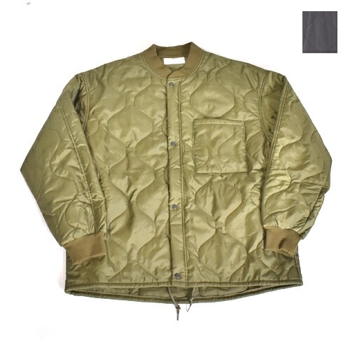 MADE IN CHINA ■ SIZE(cm) サイズ 肩幅 身幅 着丈 袖丈 M 53.0 61.5 70.0 55.0 L 54.5 62.5 70.5 57.0 （手作業の採寸のため、あくまでも目安となります。） ■ FABRIC 表地：Polyester 100％ 裏地：Polyester 100％ 中綿：Polyester 100％ RIB ：綿 95％ , 　Polyurethane 5％ ジャケット キルティングライナージャケット ミリタリー CWU-9/P 男性 メンズ 人気 カジュアル ブランド オシャレ おしゃれ 春 秋 冬 シンプル 女性 レディース【GOLDEN MILLS INC. / ゴールデンミルズ】 GOLDEN MILLS INC. / ゴールデンミルズからRS CWU JACKETのご紹介です！ 米空軍において採用されていたCWU-9/Pキルティングライナージャケットをベースにゴールデンミルズ流にアレンジしました。元々は、ライナージャケットとして考案されたものですが、ネックやリスト部分にリブがしっかりとついていたり、 フロントもファスナーやボタンで留める仕様になっていたりと、これ一枚でアウターとして十分なスペックがあり、その特異なデザインで人気のライナージャケットです。 【GOLDEN MILLSINC. / ゴールデンミルズ 】 無国籍なファクトリーブランドとしてミリタリーアーカイブを進化させていく。スペック偏重ではなく、日本人のフィルターでパターン、仕様を今日（こんにち）的にアレンジしています。 ※お使いのパソコン環境によって 色味が若干変わる場合がございます。 ご了承ください。