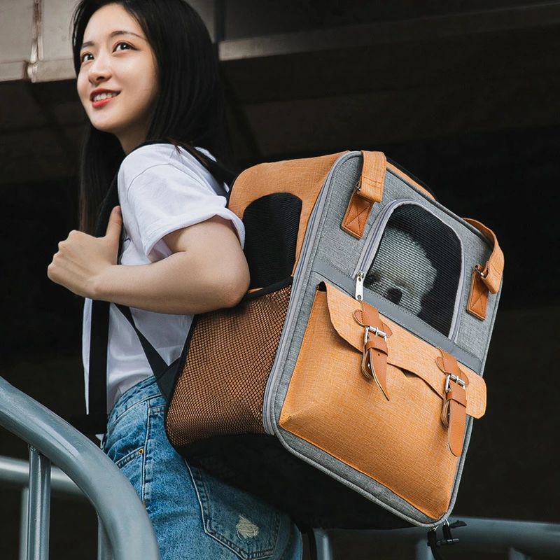 uofeshop ペットカバン キャリーバッグ ペットバッグ 猫バッグ 飛び出し防止 スリング ペットスリング キャリーバッグ ショルダー ねこ用 ドッグ カラフルドッグスリング ベージュ キャリーバッグ リュックアウトドア ペットバッグ 折りたたみ式 ペットカバン お出かけ抱っこ 猫バッグ　犬バッグ♪ 猫、小型犬、兎等の小動物に適用 2 商品情報サイズ44*35*22CM荷重10KG【軽量で優しいコットン生地】ペットスリング の外側は純綿で、裏地は丈夫なポリエステルとチェック柄の内層で作られています。 肌にやさしく通気性が良くて、変な匂いもなくて、毒性がなく、ペットを非常に快適で安全に感じさせる安定性があります。ペットの髪の毛がバッグに付いていれば、洗いも簡単で、色褪せません。ペットの健康を常に守ることを忘れないよ〜【飛び出し防止対策】猫と犬が首輪をつける場合、バックルペットスリングに飛び出し防止ストラップ、ペットの安全を確保するために安全バックルを着用してください。ペットがジャンプしたり転んだりする心配はありません。【便利なポケットデザイン】ショルダーストラップにポケットつき、スマホ・ゴミ袋・ペットフード・ハンカチなどの品物を入れることができます。必要な時にさっと取り出せます。小さくて便利、愛犬・愛猫のお買い物にも便利ですuofeshop ペットカバン キャリーバッグ ペットバッグ 猫バッグ 飛び出し防止 スリング ペットスリング キャリーバッグ ショルダー ねこ用 ドッグ カラフルドッグスリング ベージュ キャリーバッグ リュックアウトドア ペットバッグ 折りたたみ式 ペットカバン お出かけ抱っこ 猫バッグ　犬バッグ♪ 猫、小型犬、兎等の小動物に適用 2 商品情報サイズ44*35*22CM荷重10KG【軽量で優しいコットン生地】ペットスリング の外側は純綿で、裏地は丈夫なポリエステルとチェック柄の内層で作られています。 肌にやさしく通気性が良くて、変な匂いもなくて、毒性がなく、ペットを非常に快適で安全に感じさせる安定性があります。ペットの髪の毛がバッグに付いていれば、洗いも簡単で、色褪せません。ペットの健康を常に守ることを忘れないよ〜【飛び出し防止対策】猫と犬が首輪をつける場合、バックルペットスリングに飛び出し防止ストラップ、ペットの安全を確保するために安全バックルを着用してください。ペットがジャンプしたり転んだりする心配はありません。【便利なポケットデザイン】ショルダーストラップにポケットつき、スマホ・ゴミ袋・ペットフード・ハンカチなどの品物を入れることができます。必要な時にさっと取り出せます。小さくて便利、愛犬・愛猫のお買い物にも便利です