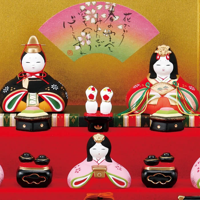 来夢堂の【錦彩　みやび段飾り雛（三段飾り・5人飾り）】立て名札プレゼント♪ひな祭り♪薬師窯　陶器の雛人形2455 SD-MTT[初節句/桃の節句/ひな人形//雛祭り飾り/雛飾り/ひな飾り/コンパクト/ミニサイズ/おしゃれ/かわいい/おひなさま/屏風/ぼんぼり/お道具]【あす楽対応】91510｜アングル2
