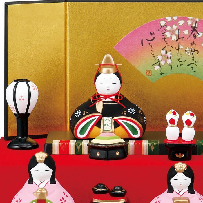 来夢堂の【錦彩　みやび段飾り雛（三段飾り・5人飾り）】立て名札プレゼント♪ひな祭り♪薬師窯　陶器の雛人形2455 SD-MTT[初節句/桃の節句/ひな人形//雛祭り飾り/雛飾り/ひな飾り/コンパクト/ミニサイズ/おしゃれ/かわいい/おひなさま/屏風/ぼんぼり/お道具]【あす楽対応】91510｜アングル3