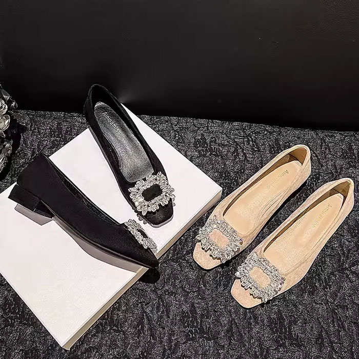 Rakuten - パンプス ローヒール スクエアトゥ PUスエード ラインストーン キラキラ ビジュー スクエアビジュー 歩きやすい 2.5cmヒール ベージュ ブラック