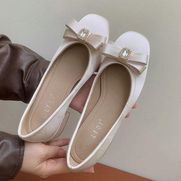 パンプス レディース ローヒール スリッポン リボン 柔らかい クリスタル 結婚式 疲れにくい 3cm 安定感 滑り止め ゴムソール きれいめ 大人可愛い