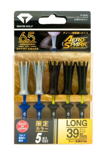 「首振り機能」が飛距離アップに繋がるゴルフティー「エアロスパークティー」にカラーモデルが登場。 おかげさまでゴルフは創業65周年（2026年10月）を迎えます。 カップ部分が伸びて360°首振りするので、インパクト時の抵抗を削減してクラブが振り抜きやすくなります。後もティーの下部は挿さったままなので、紛失しにくいです。 安心の日本製・国内メーカー品 タイプ:ロング / 全長:84mm / ティーアップ高:39mm