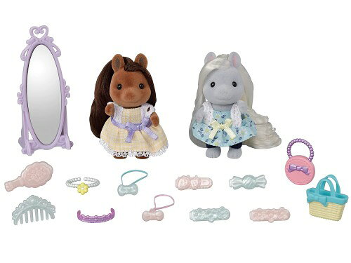 さらさらヘアーのポニーの女の子ふたりと、おしゃれなスタンドミラー、ヘアアクセサリー、ファッション小物のセット ヘアアレンジをしたり、バッグやアクセサリーを組み合わせて、トータルコーディネートを楽しもう♪ 「おしゃれにスタイリング! ビューティーヘアサロン」といっしょに遊ぶともっと楽しい! (C) EPOCH 原産国:中国