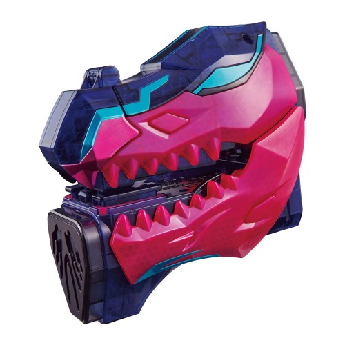 『仮面ライダーリバイス』より、仮面ライダーアルティメットリバイ、仮面ライダーアルティメットバイスへの変身アイテム「DXギファードレックスバイスタンプ」が登場！ ギファードレックスバイスタンプが2つに分離！ギファードレックスバイスタンプ（アルティメットリバイ）のボタンを押して、DXリバイスドライバー（別売り）のスタンプ台に押印しベルトにセット！ギファードレックスバイスタンプを倒すと、スタンプ台が回転し、LED発光＆変身音が発動！仮面ライダーアルティメットリバイへの変身遊びが楽しめます。 仮面ライダーアルティメットリバイへの変身後、ギファードレックスバイスタンプ（アルティメットリバイ）を倒すと、スタンプ台が回転し、LED発光＆必殺技待機音が発動！さらにバイスタンプを倒すことでLED発光＆必殺技音が発動！ ※ギファードレックスバイスタンプ（アルティメットバイス）も同様の方法で、仮面ライダーアルティメットバイスの変身遊びと必殺技遊びが楽しめます。 ギファードレックスバイスタンプ単体でも、分離した状態でそれぞれのボタンを長押しすることでリバイ、バイスの台詞を聞くことができます。