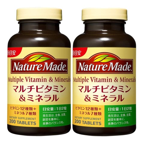 商品サイズ (幅×奥行×高さ) :134mmx67mmx127mm 原産国:アメリカ合衆国 内容量:200粒×2本 原材料セレン酵母、クロム酵母／セルロース、サンゴCa、酸化Mg、V.C、グルコン酸亜鉛、酢酸V.E、ショ糖脂肪酸エステル、ナイアシンアミド、硫酸鉄、HPMC、パントテン酸Ca、グルコン酸銅、V.B6、V.B1、V.B2、β‐カロテン（ゼラチンを含む）、V.A、葉酸、ビオチン、V.D、V.B12 栄養成分2粒（1.818g）当たり:エネルギー 4.6kcal、タンパク質 0～0.2g、脂質 0～0.2g、炭水化物 0.916g、食塩相当量 0～0.01g 、カルシウム 200mg、マグネシウム 100mg、亜鉛 6.0mg、鉄 4.0mg、銅 0.6mg、セレン 50μg、クロム 20μg、ビタミンA 1200μg、ビタミンB1 1.5mg、ビタミンB2 1.7mg、ビタミンB6 2.0mg、ビタミンB12 3.0μg、ナイアシン 15mg、パントテン酸 6.0mg、ビオチン 50μg、葉酸 240μg、ビタミンC 150mg、ビタミンD 5.0μg、ビタミンE 26.8mg　※アレルギー物質(28品目中):ゼラチン