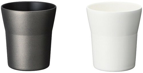 ◆専用ギフト箱に300mlのCERAMUGタンブラーが2個入っています。(カラーはホワイトとブラックが各1個) 内外面セラミック加工金属の嫌なにおいがなくドリンク本来の香りや味わいを最後のひと口まで堪能することができる 真空断熱構造ステンレス製真空断熱構造 (魔法瓶構造) で保温・保冷を長時間キープ。氷を入れても結露せず、暖かい飲み物を入れても本体が熱くならない サイズ:本体/8.5×8.5×9.7cm、重量:129g、容量:300ml、生産国:中国 素材・材質:ステンレス鋼(内外面:セラミック塗膜加工) ※ご使用上の注意:食器洗浄乾燥機/使用可、電子レンジ/使用不可