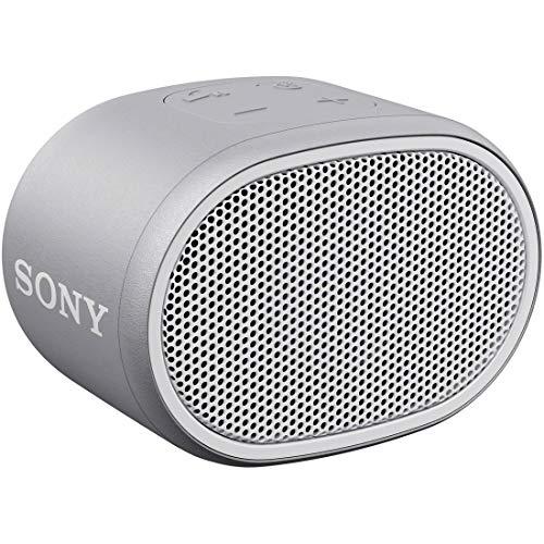 IPX5相当の優れた防水性能を持つbluetooth対応ポータブルスピーカー 直径約37.5mm口径のフルレンジスピーカーユニットで迫力の重低音を再生 ボディ内部の余計な共振を防ぐラウンド形状を採用 本体の操作ボタンで再生・停止・曲送り、曲の頭出しができ、スマホ無しで操作可能 本体色に合ったストラップを付属 付属:マイクロUSBケーブル、ストラップ
