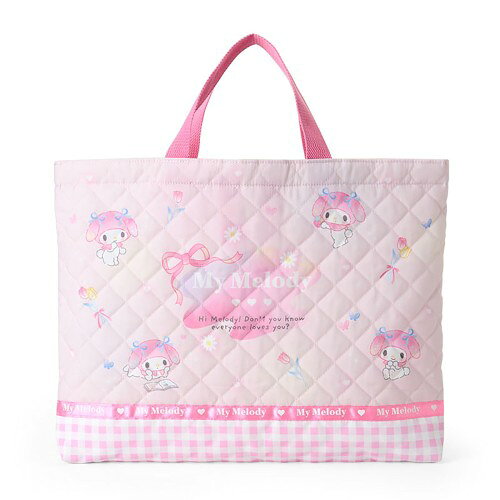 本体サイズ：約幅42×奥行4×高さ32cm（※持ち手含まず）。持ち手の長さ:約29.5cm。主な材料・原料：ポリエステル、アクリル 机のフックなどにかけられるループ付き。名前スペース付き。※総柄デザインの部分は、商品によって柄の出方が若干異なります。 (C) 2024 SANRIO CO., LTD.