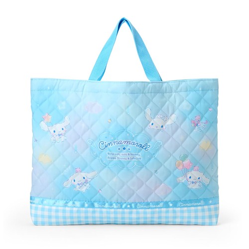 本体サイズ：約幅42×奥行4×高さ32cm（※持ち手含まず）。持ち手の長さ:約29.5cm。主な材料・原料：ポリエステル、アクリル 机のフックなどにかけられるループ付き。名前スペース付き。※総柄デザインの部分は、商品によって柄の出方が若干異なります。 (C) 2024 SANRIO CO., LTD.