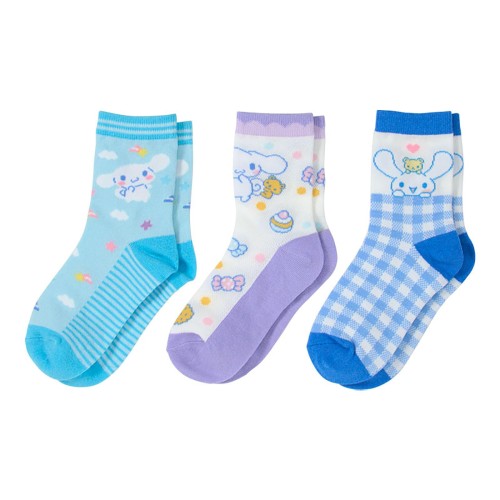 本体サイズ：16-18cm。主な材料・原料：綿58%、ポリエステル40%、ポリウレタン2% キッズクルー丈。足裏は、汚れが目立たないように濃色カラーを使用。履き口の内側に油性ペンでお名前を書けるスペース付き。普段着のコーディネートにも合わせやすく、オールシーズン重宝するアイテム。 (C) 2026 SANRIO CO., LTD.　著作 株式会社サンリオ