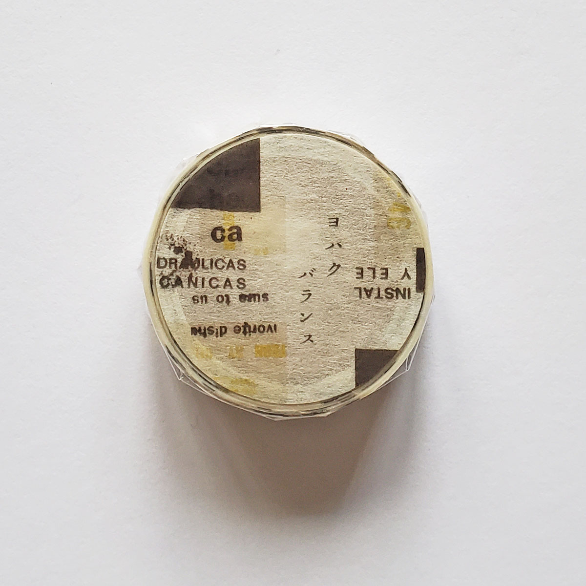 雑貨ブランド　ヨハクさんのオリジナルのマスキングテープです。 iシンプルなデザイン、やわらかくてほわっとしたデザインが 綺麗で可愛らしくて人気です。 テープ幅:15mm×10m　　1巻　　日本製