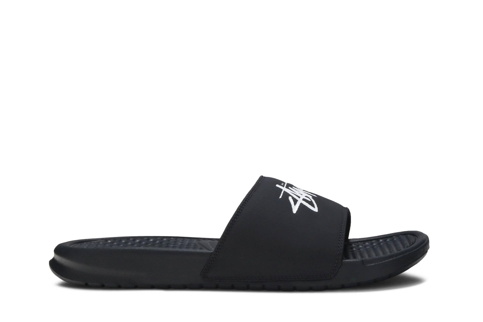 【お取り寄せ商品】STUSSY × NIKE BENASSI SLIDE OFF NOIR (CW2787-001) ステュー...