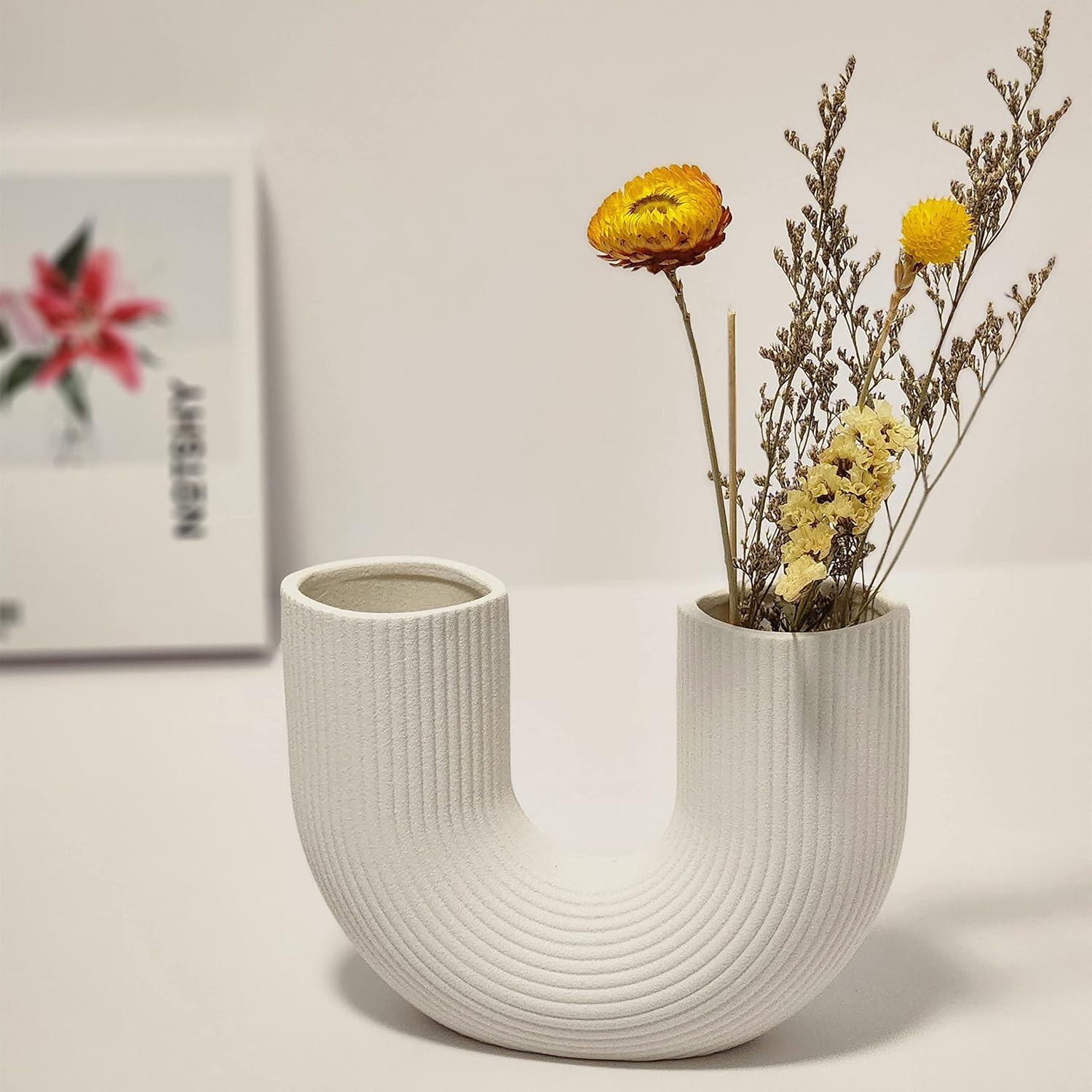 ホームデコレーション用ミニマリストセラミック花瓶 - 両面モダン花瓶マットストライプテクスチャ、センターピース用ホワイトU字型装飾花瓶
