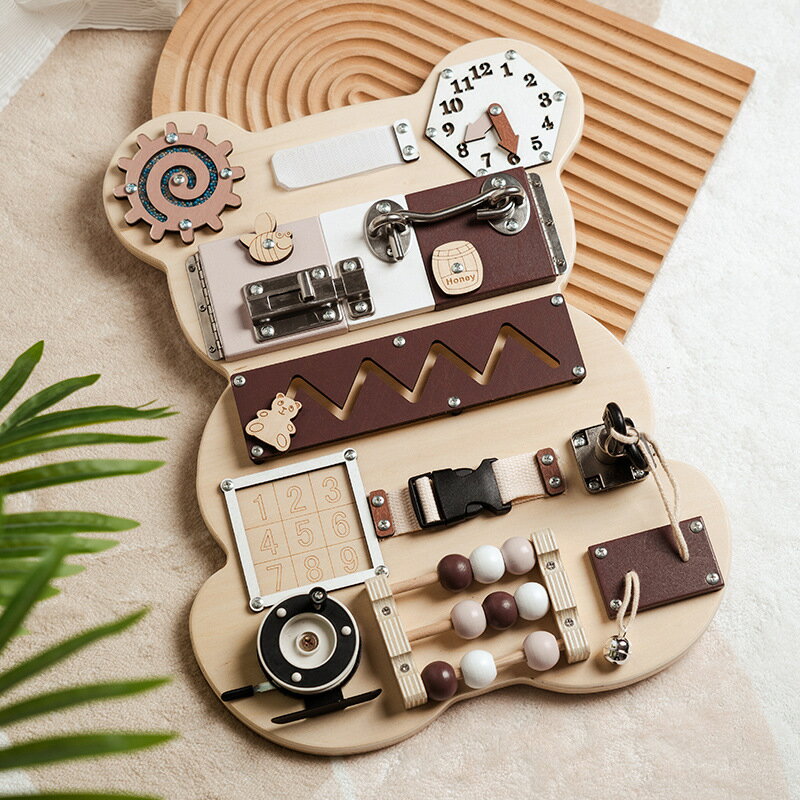 ベア・ビジー・ボード 知育玩具 感覚遊び 多機能 木製 指先トレーニング 早期教育 男女兼用 安全設計 お出かけ用 室内遊び 手先の器用さ 集中力 想像力 発達支援 キッズ ベビー 幼児教育 プレスクール ギフト 出産祝い 誕生日プレゼント おしゃれ 北欧風 自然素材 コンパクト