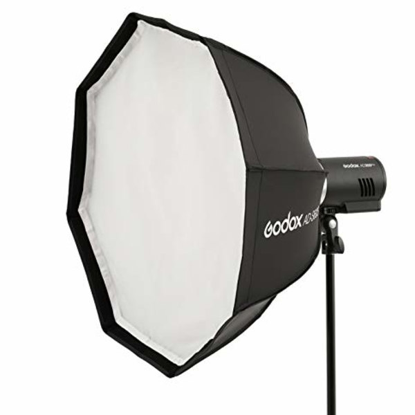 ◆商品名：Godox AD-S85W ポータブル ソフトボックス 33.5インチ/85cm Godox マウント AD400Pro AD300Pro フラッシュモノライト用 [並行輸入品] Godoxマウントソフトボックス、ブラックアウト面、内側は白色反射材、Godox AD400Pro AD300Proフラッシュライト用に特別に設計されています。 折りたたみ傘のデザイン、コンパクトサイズ、優れた携帯性と素早い取り付け。 Godox AD-S85W リフレクター、ディフューザー、グリッド付きでよりソフトな光の効果を生み出します。 科学的かつ合理的な放物線設計により、より均一でソフトな光の効果を撮影できます。 適用されるシナリオは非常に広く、ポートレートの写真撮影、インタビュー、プロの映画制作などに適しています。