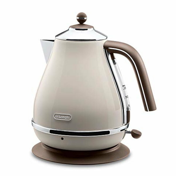 ◆商品名：デロンギ(DeLonghi)   電気ケトル アイコナ・ヴィンテージ  ドルチェベージュ 1.0L  KBOV1200J-BG サイズ:本体/約幅210×奥行165×高さ215mm 電源:AC100V 50/60Hz 消費電力:1200W 容量(L): 1.0 本体重量(kg): 1.1 保証期間：1年 生産国：中国 沸騰時間：約85秒（200ml） ステンレス構造 洗練されたエレガンスと1950年代イタリアのレトロ感を融合させたアイコナ・ヴィンテージ コレクション 素材、色に細部までこだわったデザインでキッチンを一層華やかに彩る 【コンパクトながら容量1.0Lと家族にちょうど良いサイズ】 最少200ml~最大1L容量で、欲しいときに欲しい分だけ沸かせて経済的 【高級感と耐久性・堅牢性を兼ね備えたメタルボディ】 本体にはステンレスを使用し、高級感と耐久性を兼ね備えている 【ふたの間口が広くてお手入れも簡単】 取り外し可能なフィルターが注水時の異物混入を防ぐ また注入口も広いため中まで簡単にお手入れできる 【見やすい水量計】 取っ手側には目盛の付いた水量計があり、注水量が一目で確認できる 【自動電源オフ、空だき防止機能付き】 ケトル内が空または水が少ない状態になったら、自動的に電源が切れて、空だきを防止する 【電源コードホルダー】 ケトルを使用しないとき、電源コードをホルダーに巻き付けられる 大き目のカップ1杯=200mlが約85秒で沸騰 ※水温23度の場合 デロンギ調べ 非塩ビプラグ採用 欧州RoHs指令適合