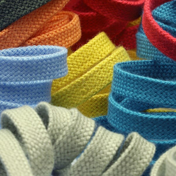 [メーカー] SHINDO（S.I.C.） SHINDO社製（S.I.C.）のスピンドルコード（フラットタイプ）です。アクリル素材ならではの強度や耐久性に優れたオーソドックスな平紐コードで、袋状の組織（筒状）ですので結びやすく、また結び目が解けにくいため、パーカーのフード紐やスウェットのウエスト紐、靴紐、袋物の絞り紐などにオススメのコードです。※メートルカット品は、実物確認用のサンプルまたはご試作用途向けに販売をいたしております（数量「3」でお求めいただくと、3メートルを1本でお届け）。巻でのご購入前に必ずメートルカット品にて実物をご確認ください。 ■長さの選択■ メートルカット（1～10mまで）　50メートル巻 ■カラーの選択■ C/#1 - 53　C/#54 - 113【商品スペック】 　販売単位： 1メートル 　幅： 約7mm 　材質： アクリル100% 　厚み： 1.5mm 　染色： 先染め 　メーカー： SHINDO（S.I.C.） 【バリエーション】 　1サイズ（約7mm）、全80色をご用意 【お届け目安】 　お急ぎ出荷に対応いたしておりませんため、ご注文確定後4～5営業日後にお手元に届きます 【洗濯記号】 【ご購入の際の注意点】 ・ディスプレイ性能や設定などにより、商品写真の色と実物が多少異なる場合はあります ・念のため、使用用途に合ったテストをした後にご使用ください ・継ぎ目の入る場合が稀にございますが、その際は余分を入れております ・染色ロットにより多少色目が異なることがあります ・商品の特性により、幅の表示が実物と多少異なることがあります ・高温度の蒸気やアイロン、プレスなどの熱処理により変色、形態変化、移染することがあります ・縫製される生地と本製品の収縮率が異なる場合、シワ等が発生することがあります ・濃色の製品を白色又は淡色の生地と組み合わせて使用すると色移りする場合があります ・ホツレの原因となりますので、製紐、織物のパイピング製品は、縫製の際、耳部分を切り落とさないでください ・ニードル商品は、片耳がループ組織の織製品ですので、このループが解れると織終り方向よりラン現象を起こし、組織破壊に繋がる恐れがあります（切り口を二つ折にする等、ループが解れ難い様にしてください） ・カット面がホツレや糸抜けすることがあり、また強い力が掛かると目ずれすることもあります ・ボビン等に巻かれた商品は、縫製後の収縮を避けるため、一昼夜放反後にご使用ください ・ダンボールケース等による高温多湿下での長期保管は、黄変の原因となりますため、お避けください ・ノックスガス等の影響により黄変、変色することがあります